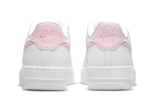 Premièrement : Les baskets Nike Air Force 1 Low femme incarnent l’alliance parfaite entre style intemporel et innovation technique.