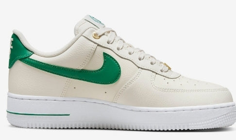 Premièrement : Les baskets Nike Air Force 1 Low femme incarnent l’alliance parfaite entre style intemporel et innovation technique.