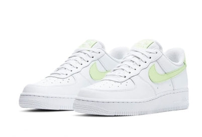 Premièrement : Les baskets Nike Air Force 1 Low femme incarnent l’alliance parfaite entre style intemporel et innovation technique.