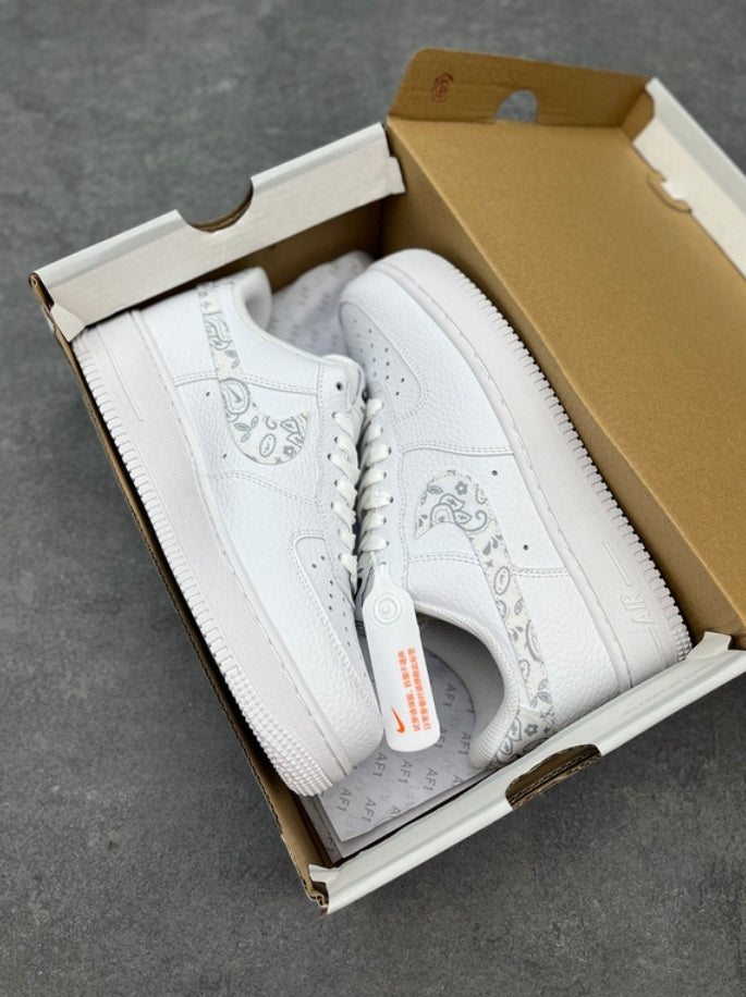 Premièrement : Les baskets Nike Air Force 1 femme sont bien plus qu’une simple paire de baskets – elles incarnent un style légendaire, un confort exceptionnel et une polyvalence inégalée.