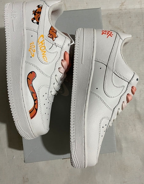 Premièrement : Les baskets Nike Air Force 1 femme sont bien plus qu’une simple paire de baskets – elles incarnent un style légendaire, un confort exceptionnel et une polyvalence inégalée.