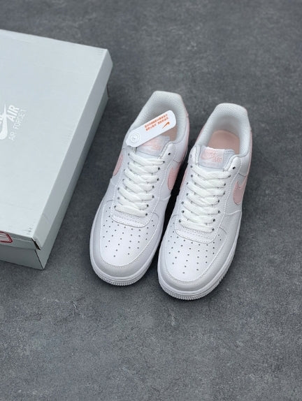 Premièrement : Les baskets Nike Air Force 1 femme sont bien plus qu’une simple paire de baskets – elles incarnent un style légendaire, un confort exceptionnel et une polyvalence inégalée.