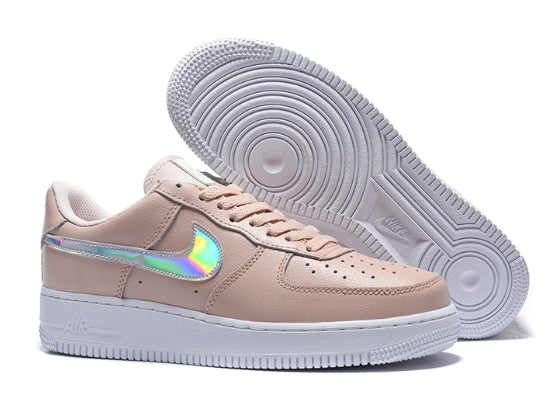Premièrement : Les baskets Nike Air Force 1 femme sont bien plus qu’une simple paire de baskets – elles incarnent un style légendaire, un confort exceptionnel et une polyvalence inégalée.