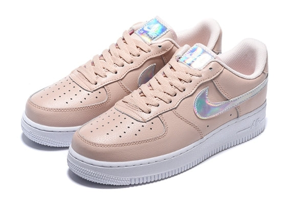 Premièrement : Les baskets Nike Air Force 1 femme sont bien plus qu’une simple paire de baskets – elles incarnent un style légendaire, un confort exceptionnel et une polyvalence inégalée.