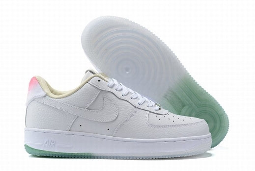 Premièrement : Les baskets Nike Air Force 1 Low femme incarnent l’alliance parfaite entre style intemporel et innovation technique.