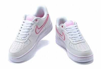 Premièrement : Les baskets Nike Air Force 1 Low femme incarnent l’alliance parfaite entre style intemporel et innovation technique.