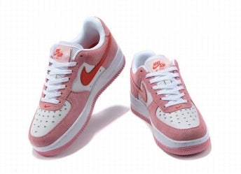 Premièrement : Les baskets Nike Air Force 1 Low femme incarnent l’alliance parfaite entre style intemporel et innovation technique.