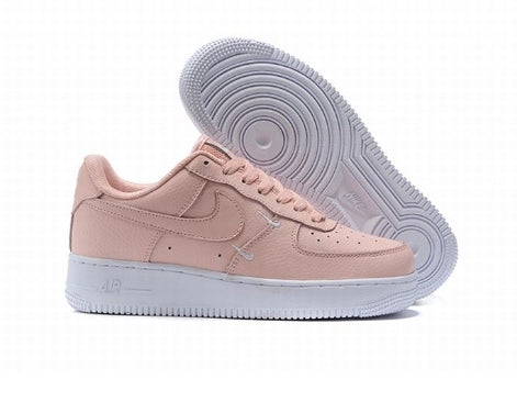 Premièrement : Les baskets Nike Air Force 1 femme sont bien plus qu’une simple paire de baskets – elles incarnent un style légendaire, un confort exceptionnel et une polyvalence inégalée.