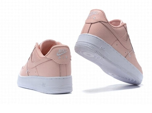 Premièrement : Les baskets Nike Air Force 1 femme sont bien plus qu’une simple paire de baskets – elles incarnent un style légendaire, un confort exceptionnel et une polyvalence inégalée.