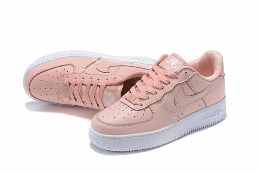 Premièrement : Les baskets Nike Air Force 1 femme sont bien plus qu’une simple paire de baskets – elles incarnent un style légendaire, un confort exceptionnel et une polyvalence inégalée.