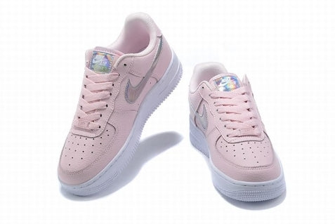 Premièrement : Les baskets Nike Air Force 1 femme sont bien plus qu’une simple paire de baskets – elles incarnent un style légendaire, un confort exceptionnel et une polyvalence inégalée.