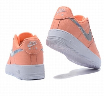 Premièrement : Les baskets Nike Air Force 1 femme sont bien plus qu’une simple paire de baskets – elles incarnent un style légendaire, un confort exceptionnel et une polyvalence inégalée.
