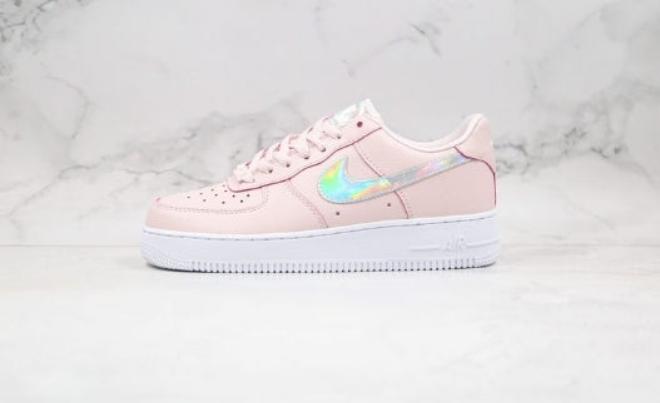 Premièrement : Les baskets Nike Air Force 1 Low femme incarnent l’alliance parfaite entre style intemporel et innovation technique.