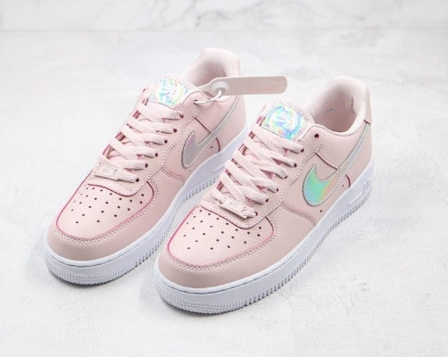 Premièrement : Les baskets Nike Air Force 1 Low femme incarnent l’alliance parfaite entre style intemporel et innovation technique.