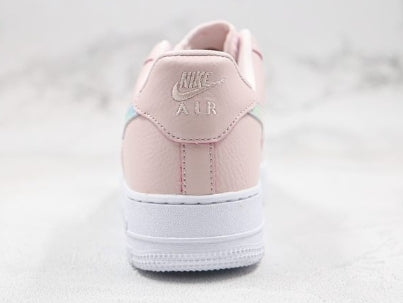 Premièrement : Les baskets Nike Air Force 1 Low femme incarnent l’alliance parfaite entre style intemporel et innovation technique.