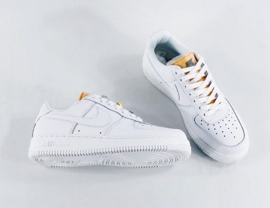 Premièrement : Les baskets Nike Air Force 1 femme sont bien plus qu’une simple paire de baskets – elles incarnent un style légendaire, un confort exceptionnel et une polyvalence inégalée.