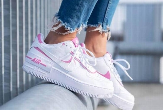Premièrement : Les baskets Nike Air Force 1 Low femme incarnent l’alliance parfaite entre style intemporel et innovation technique.