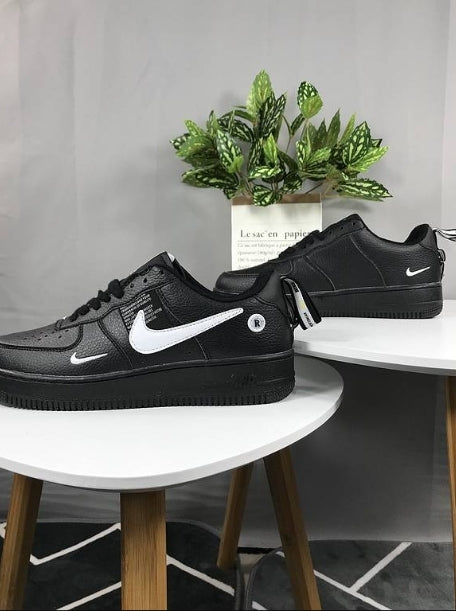 Premièrement : Les baskets Nike Air Force 1 Low femme incarnent l’alliance parfaite entre style intemporel et innovation technique.