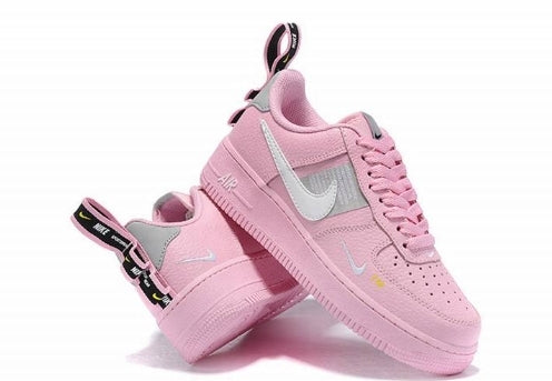 Premièrement : Les baskets Nike Air Force 1 Low femme incarnent l’alliance parfaite entre style intemporel et innovation technique.