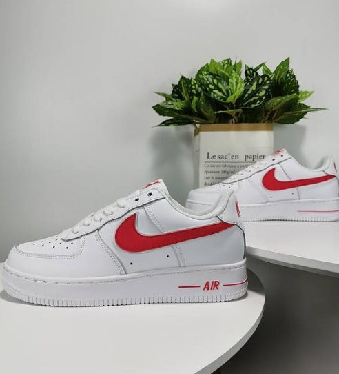 Premièrement : Les baskets Nike Air Force 1 Low femme incarnent l’alliance parfaite entre style intemporel et innovation technique.