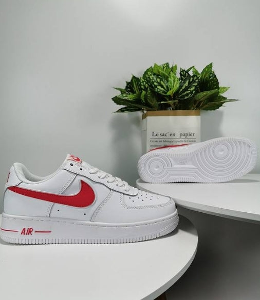 Premièrement : Les baskets Nike Air Force 1 Low femme incarnent l’alliance parfaite entre style intemporel et innovation technique.