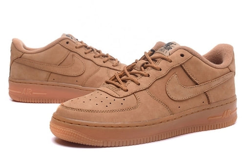 Premièrement : Les baskets Nike Air Force 1 Low femme incarnent l’alliance parfaite entre style intemporel et innovation technique.