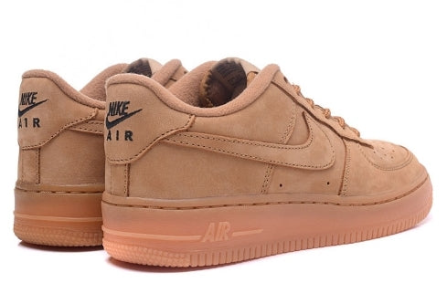 Premièrement : Les baskets Nike Air Force 1 Low femme incarnent l’alliance parfaite entre style intemporel et innovation technique.