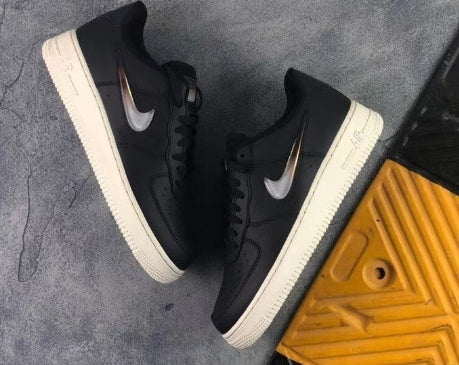 Premièrement : Les baskets Nike Air Force 1 Low femme incarnent l’alliance parfaite entre style intemporel et innovation technique.