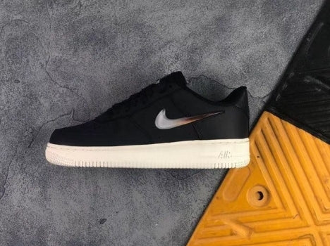 Premièrement : Les baskets Nike Air Force 1 Low femme incarnent l’alliance parfaite entre style intemporel et innovation technique.