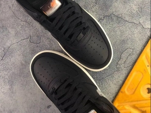 Premièrement : Les baskets Nike Air Force 1 Low femme incarnent l’alliance parfaite entre style intemporel et innovation technique.