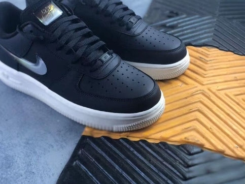 Premièrement : Les baskets Nike Air Force 1 Low femme incarnent l’alliance parfaite entre style intemporel et innovation technique.