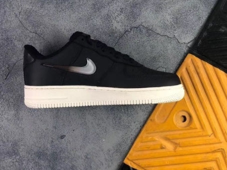 Premièrement : Les baskets Nike Air Force 1 Low femme incarnent l’alliance parfaite entre style intemporel et innovation technique.