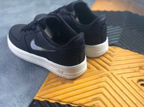 Premièrement : Les baskets Nike Air Force 1 Low femme incarnent l’alliance parfaite entre style intemporel et innovation technique.