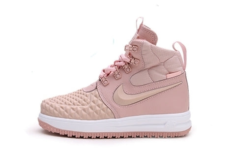 Premièrement : Les Baskets Nike Air Force 1 Kpu Femme offrent une interprétation moderne et technique de la silhouette iconique.
