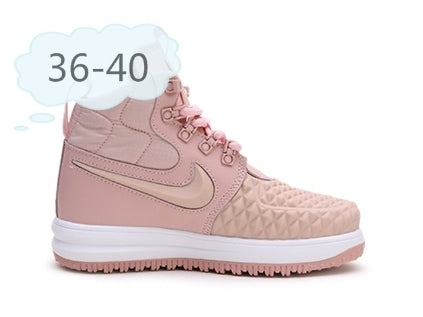 Premièrement : Les Baskets Nike Air Force 1 Kpu Femme offrent une interprétation moderne et technique de la silhouette iconique.