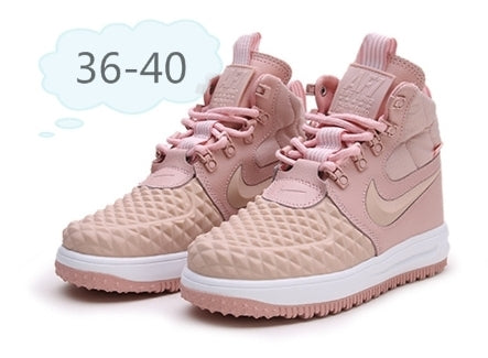 Premièrement : Les Baskets Nike Air Force 1 Kpu Femme offrent une interprétation moderne et technique de la silhouette iconique.