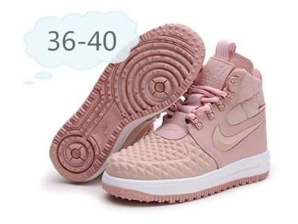 Premièrement : Les Baskets Nike Air Force 1 Kpu Femme offrent une interprétation moderne et technique de la silhouette iconique.