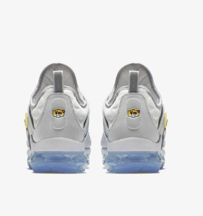 Les Nike Air Vapormax Plus TN Femme incarnent une fusion audacieuse entre l’héritage des baskets TN des années 90 et l’innovation moderne de la technologie Vapormax.