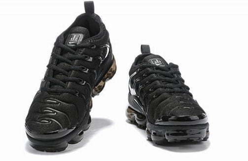 Les Nike Air Vapormax Plus TN Femme incarnent une fusion audacieuse entre l’héritage des baskets TN des années 90 et l’innovation moderne de la technologie Vapormax.
