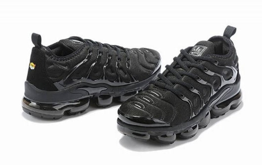 Les Nike Air Vapormax Plus TN Femme incarnent une fusion audacieuse entre l’héritage des baskets TN des années 90 et l’innovation moderne de la technologie Vapormax.