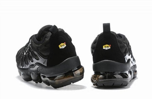 Les Nike Air Vapormax Plus TN Femme incarnent une fusion audacieuse entre l’héritage des baskets TN des années 90 et l’innovation moderne de la technologie Vapormax.