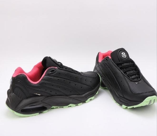 Les baskets Nike Hot Step Air Terra x NOCTA "Black-Green" Femme combinent le style avant-gardiste de Drake avec la technologie Nike.