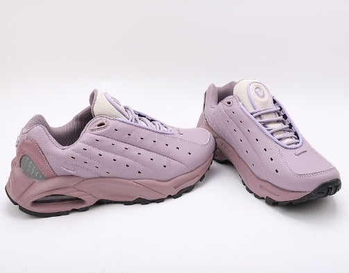 Les baskets Nike Hot Step Air Terra "Drake NOCTA Violet Haze" Femme incarnent parfaitement la collaboration innovante entre Nike et la ligne NOCTA de Drake.