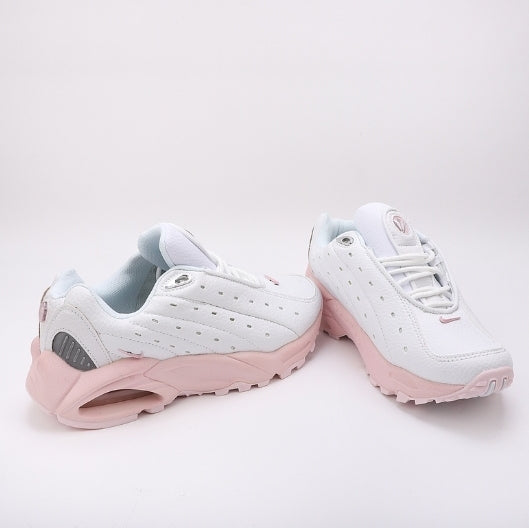 Les baskets Nike Hot Step Air Terra x NOCTA "Pink-White" Femme sont le résultat de la collaboration entre Nike et NOCTA.