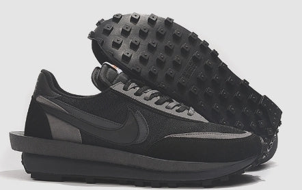 Résultats de la collaboration emblématique entre Nike et la marque Sacai, les Nike VaporWaffle sont un témoignage de l'engagement de Nike à combiner style et innovation.