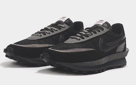 Résultats de la collaboration emblématique entre Nike et la marque Sacai, les Nike VaporWaffle sont un témoignage de l'engagement de Nike à combiner style et innovation.