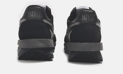 Résultats de la collaboration emblématique entre Nike et la marque Sacai, les Nike VaporWaffle sont un témoignage de l'engagement de Nike à combiner style et innovation.