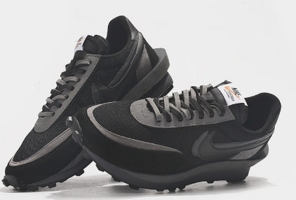 Résultats de la collaboration emblématique entre Nike et la marque Sacai, les Nike VaporWaffle sont un témoignage de l'engagement de Nike à combiner style et innovation.