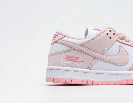 les baskets Nike SB Dunk femme Low sont un témoignage de l'engagement de Nike à combiner style et innovation.