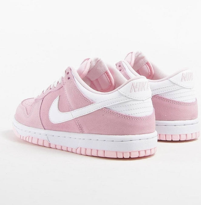 les baskets Nike SB Dunk femme Low sont un témoignage de l'engagement de Nike à combiner style et innovation.